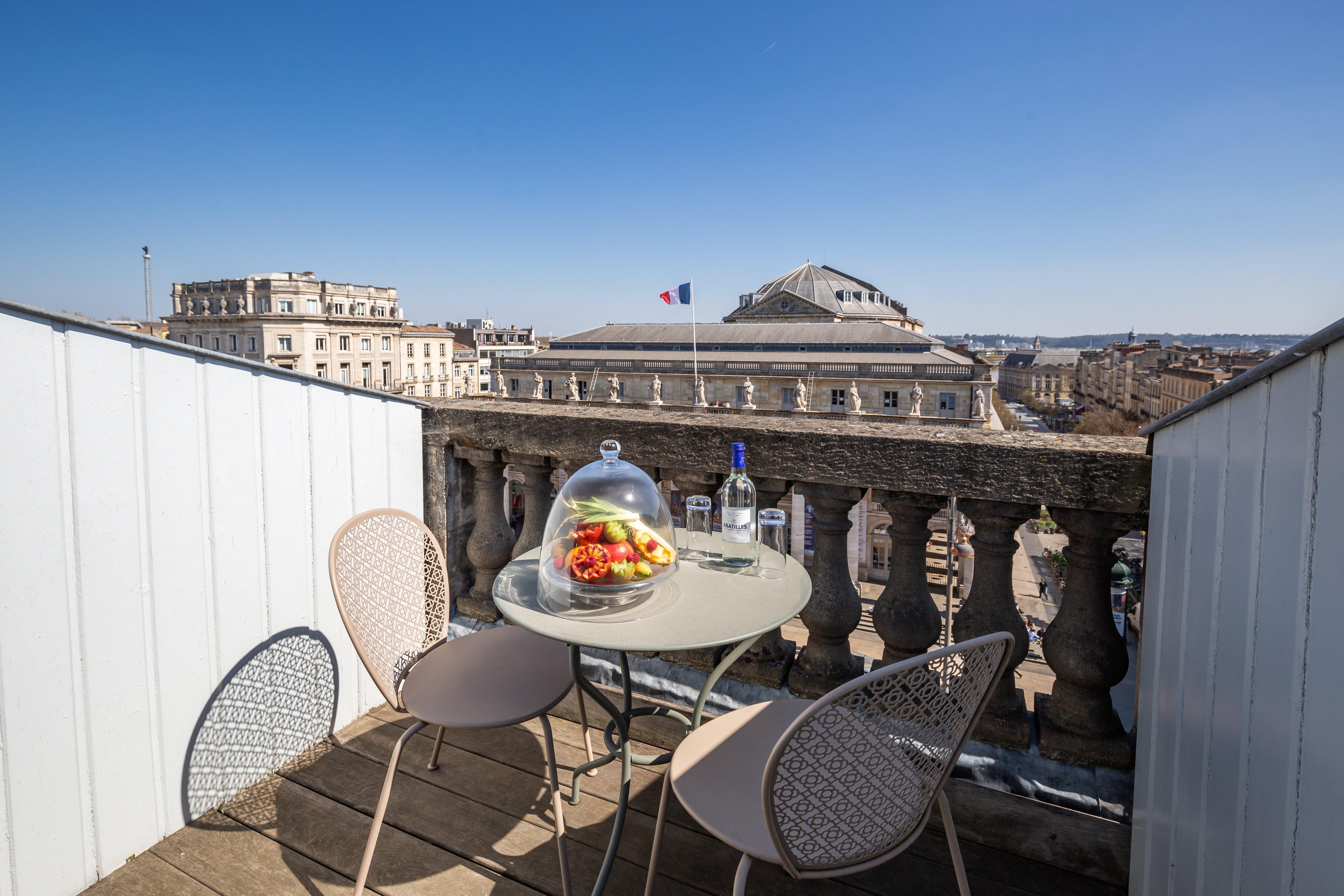 Intercontinental Bordeaux Le Grand Hotel By Ihg Ngoại thất bức ảnh A balcony in Paris