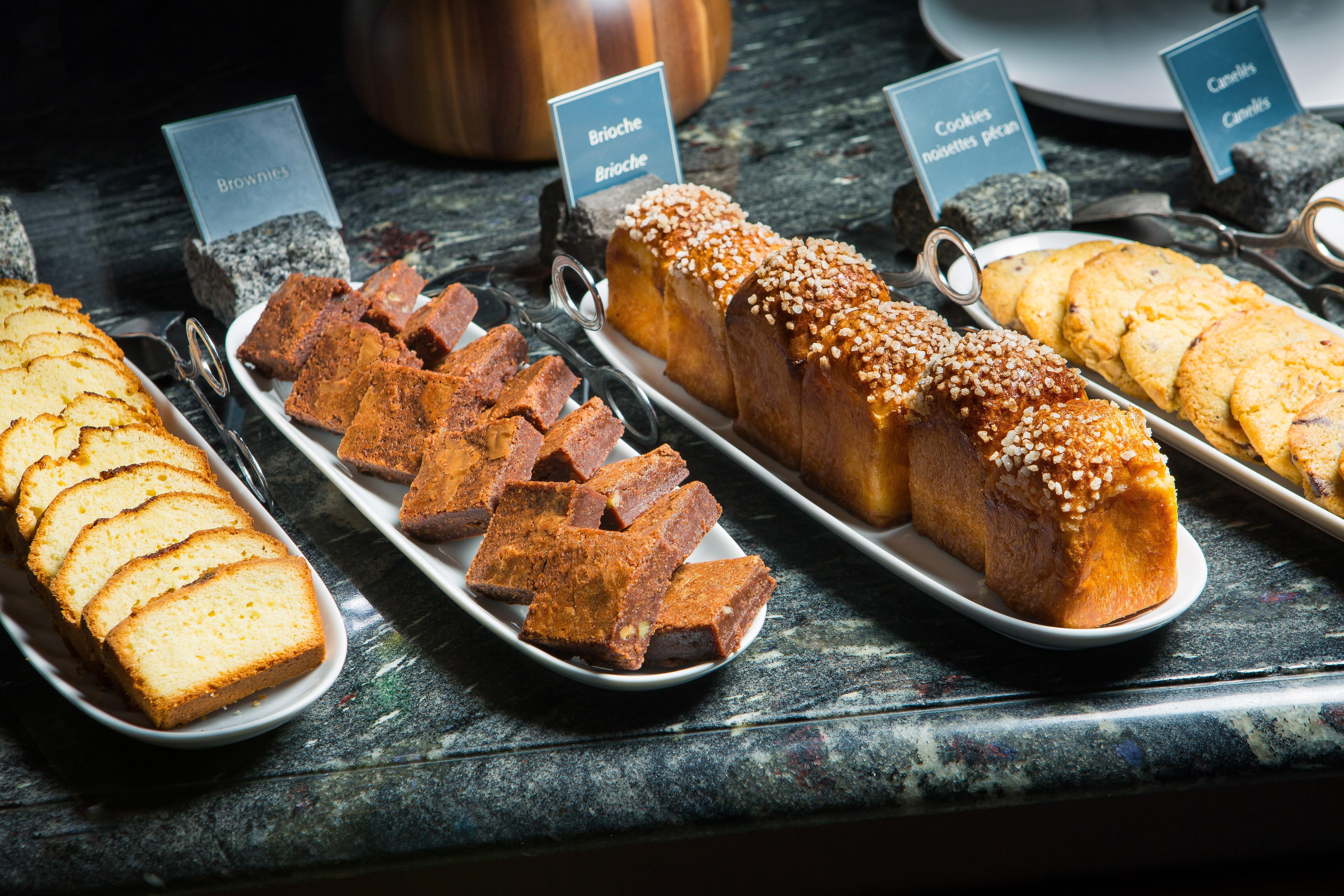 Intercontinental Bordeaux Le Grand Hotel By Ihg Ngoại thất bức ảnh A selection of cakes