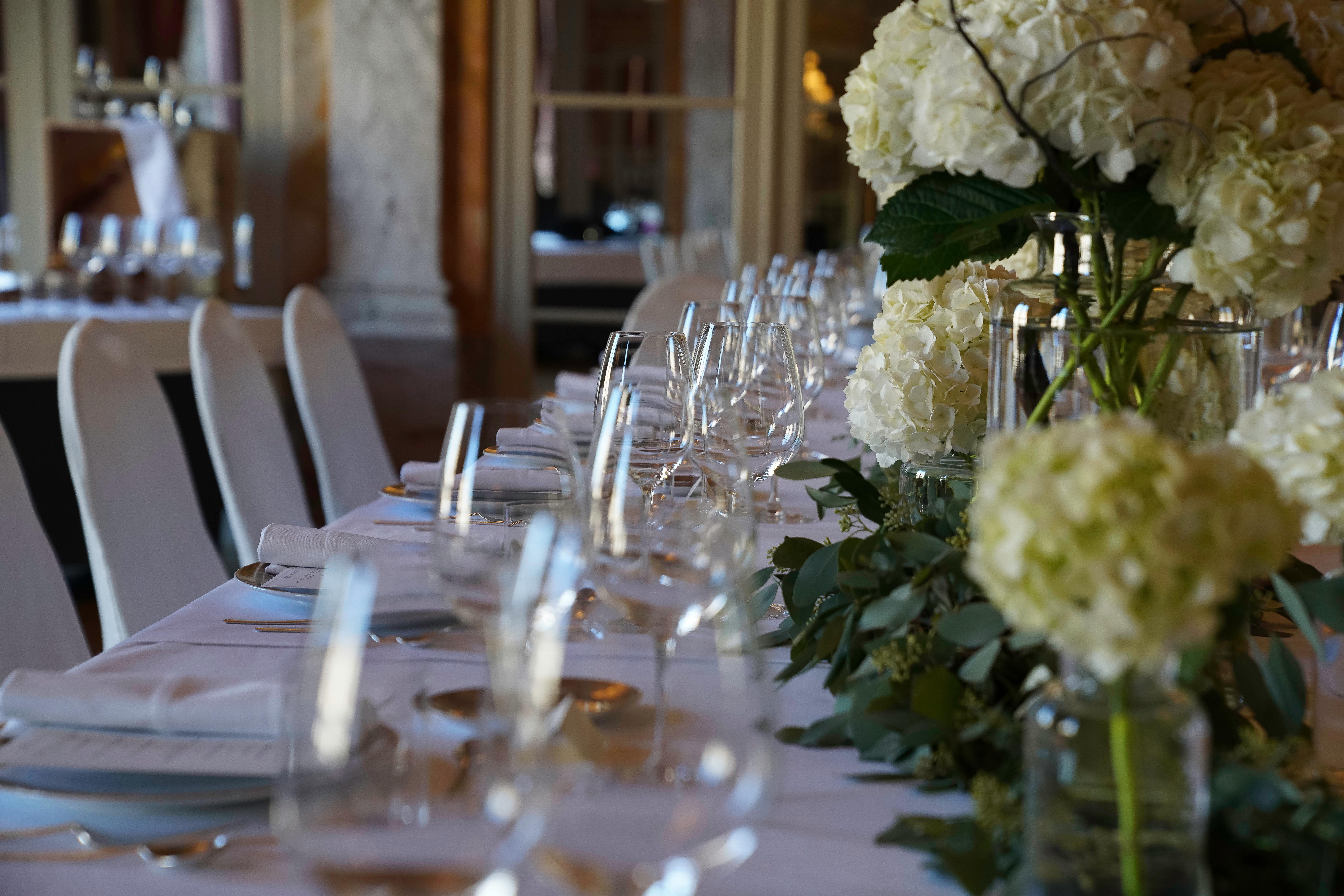 Intercontinental Bordeaux Le Grand Hotel By Ihg Ngoại thất bức ảnh A table set for a formal dinner
