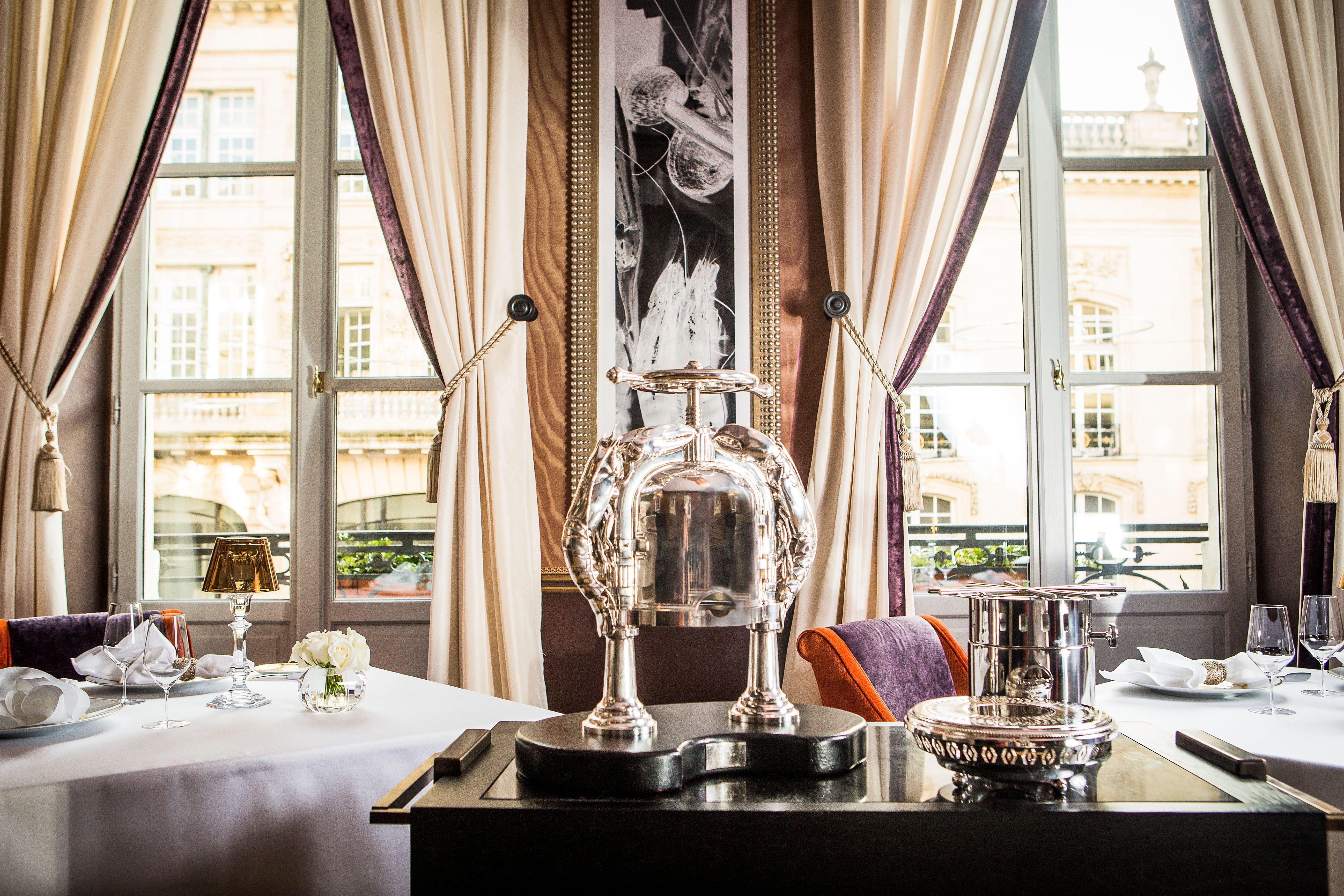 Intercontinental Bordeaux Le Grand Hotel By Ihg Ngoại thất bức ảnh The 1998 World Cup trophy