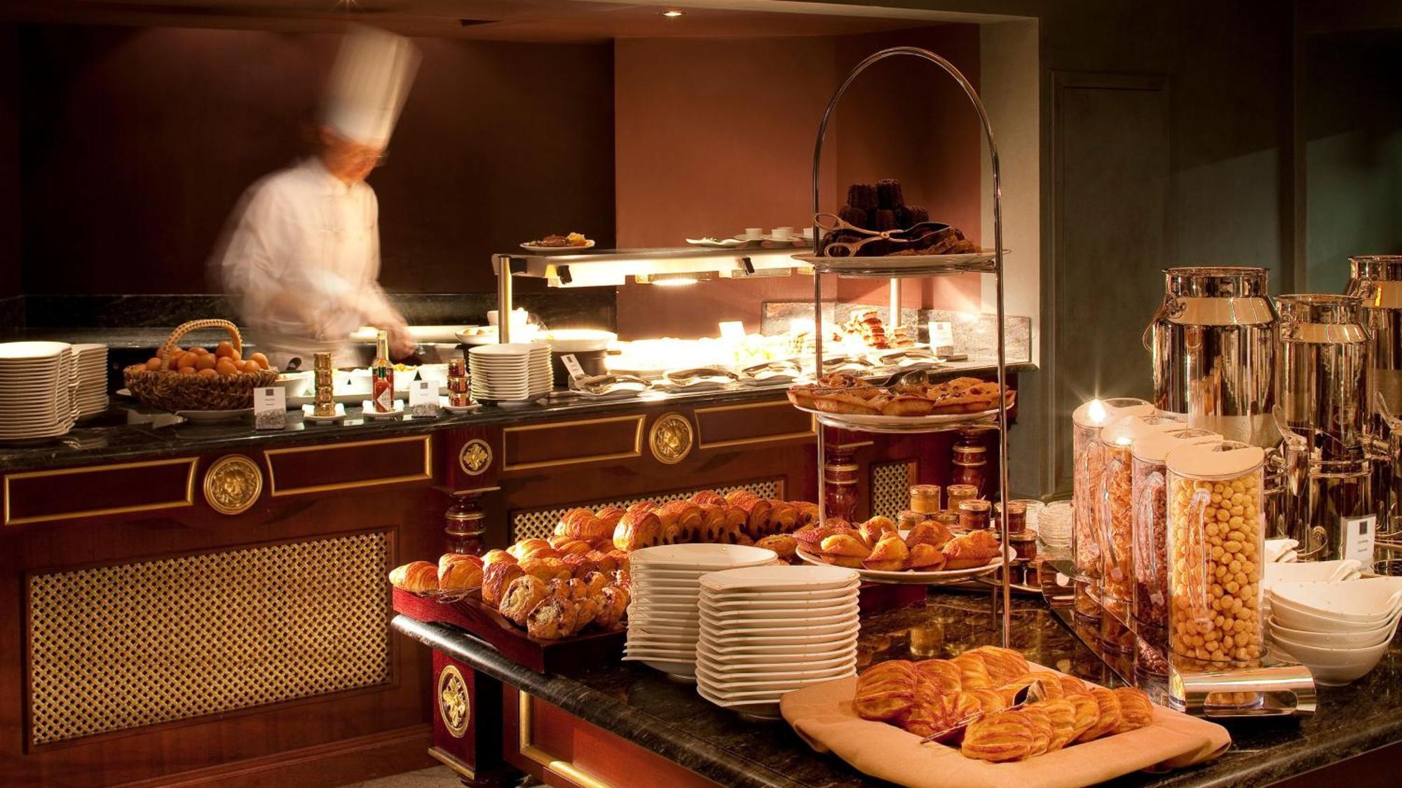 Intercontinental Bordeaux Le Grand Hotel By Ihg Ngoại thất bức ảnh A buffet at a hotel