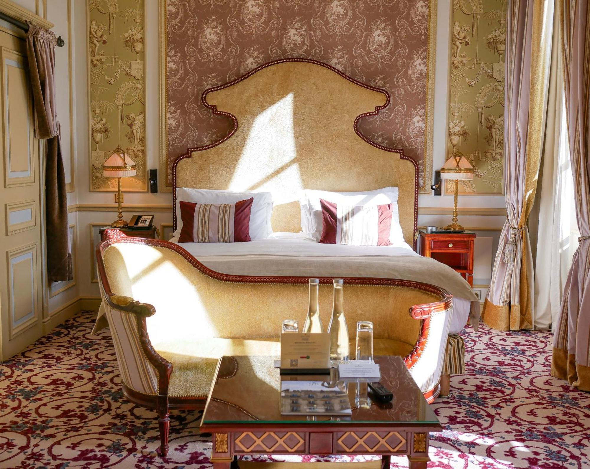Intercontinental Bordeaux Le Grand Hotel By Ihg Ngoại thất bức ảnh A suite at the Hotel de Crillon
