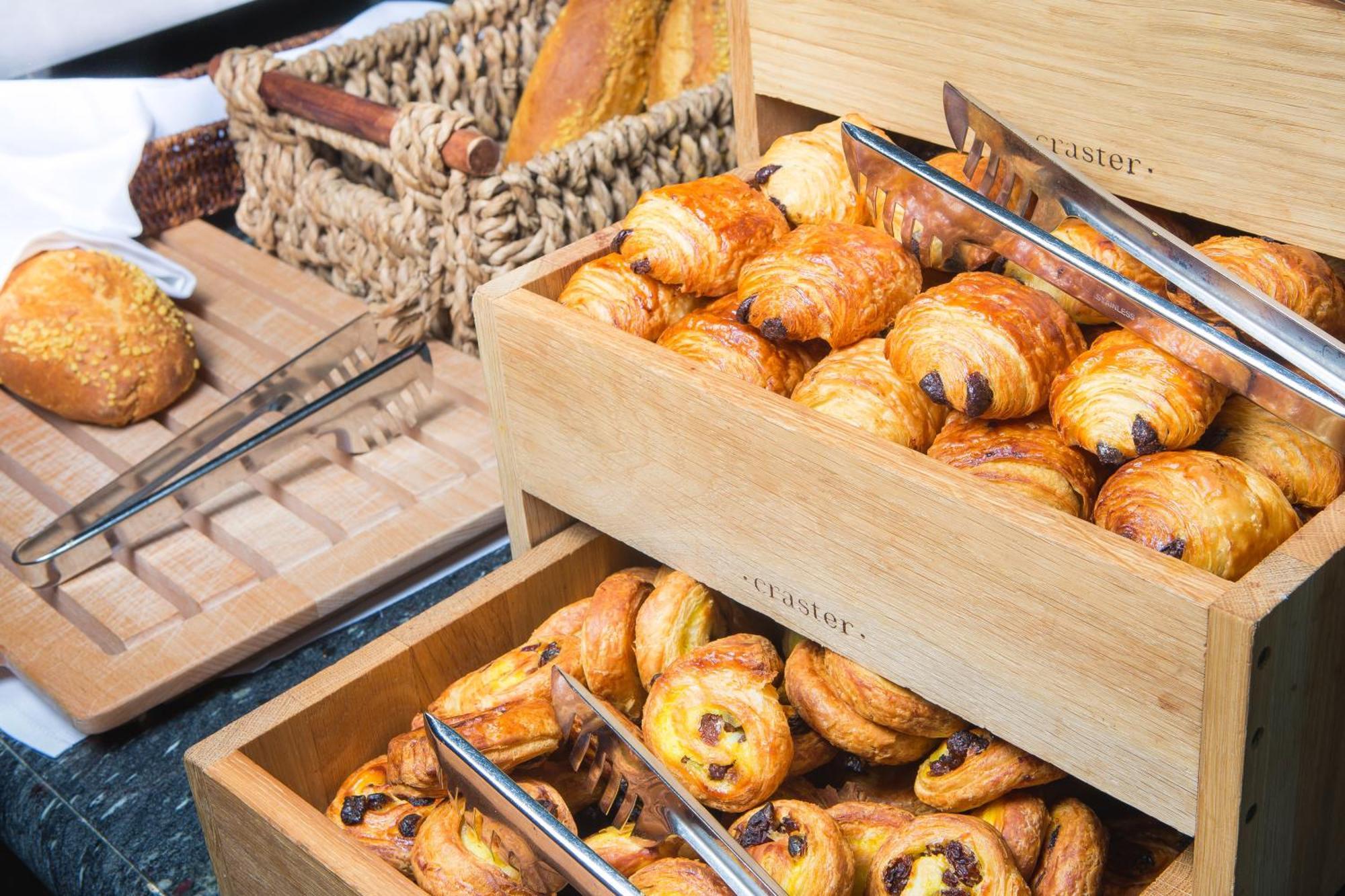Intercontinental Bordeaux Le Grand Hotel By Ihg Ngoại thất bức ảnh A selection of pastries
