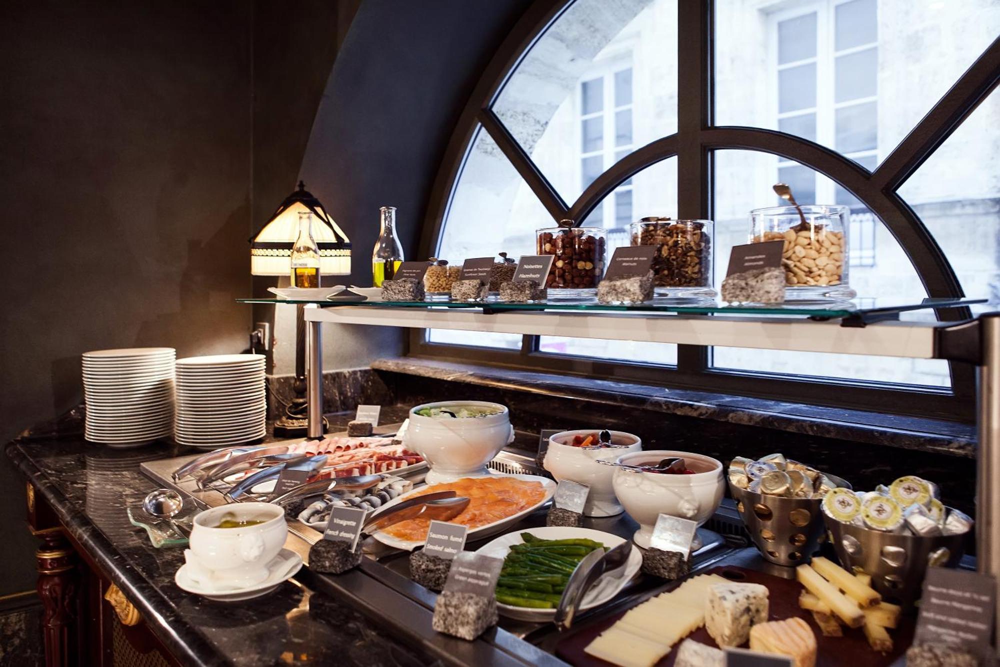 Intercontinental Bordeaux Le Grand Hotel By Ihg Ngoại thất bức ảnh A breakfast buffet at a hotel